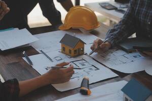 uma equipe do construção engenheiros fala para gerentes e construção trabalhadores às a construção local. qualidade inspeção, trabalhos plano, casa e industrial construção Projeto projeto foto