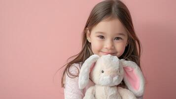 ai gerado pequeno menina abraçando recheado brinquedo em pastel Rosa fundo foto