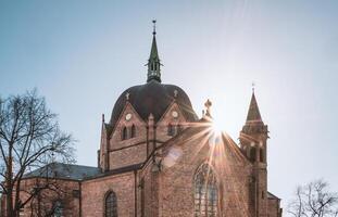 brilho do sol em trindade histórico vermelho tijolo Igreja dentro Oslo foto