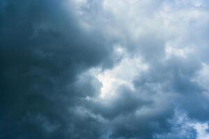 temperamental céu com tormentoso nuvem formando foto