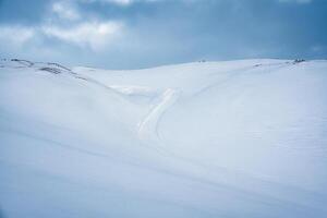 geleira montanha com neve coberto em cume dentro inverno foto