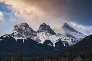 nascer do sol sobre três irmãs montanhas dentro banff nacional parque às Canmore foto