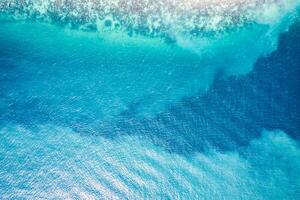 lindo cristal azul e turquesa mar de a costeiro dentro tropical ilha foto