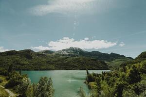 panorama do uma lago cercado de montanhas foto