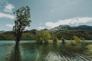 panorama do uma lago cercado de montanhas foto