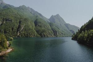 panorama do uma lago cercado de montanhas foto