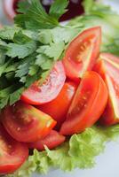 cereja tomate fatias em mesa foto