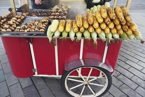 uma rua fornecedor vende assado milho foto