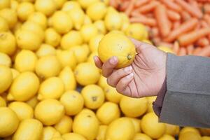jovem mulheres escolhendo limão vendendo dentro supermercados dentro Istambul foto