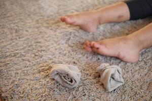 criança sujo meias em chão foto