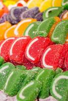 açúcar revestido geléia feijões dentro a Formato do colori fatiado fruta foto