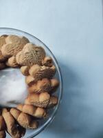 biscoitos flores isolado em uma branco fundo foto