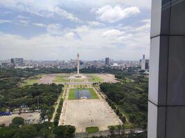 Visão do edifícios e tráfego dentro a indonésio cidade do Jacarta foto