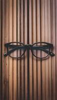 ai gerado à moda Óculos com Preto quadros conjunto contra natural de madeira fundo vertical Móvel papel de parede foto