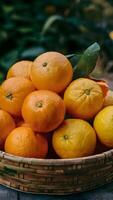 ai gerado stockimage pilha do fresco orgânico laranjas dentro Castanho cesta, saudável fruta vertical Móvel papel de parede foto