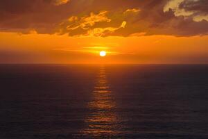 ai gerado publicar aéreo Visão do dourado pôr do sol céu sobre a mar foto