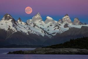 ai gerado imagem cheio lua brilha brilhantemente sobre Patagônia, Argentina foto