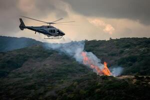 ai gerado un helicóptero batalhas floresta fogo em Líbano fronteira foto