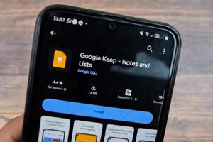 Google manter - notas e listas inscrição em Smartphone tela. Google manter é uma freeware rede navegador desenvolvido de Google llc. bekasi, Indonésia, abril 3, 2024 foto
