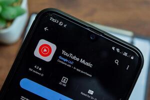 Youtube música inscrição em Smartphone tela. Youtube é uma freeware rede navegador desenvolvido de Google llc. bekasi, Indonésia, marcha 20, 2024 foto