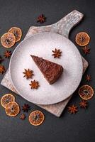 delicioso fresco bolo de queijo bolo ou risadinhas com creme e nozes em uma cerâmico prato foto