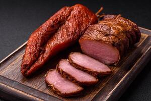 delicioso defumado carne carne de porco ou frango com sal, especiarias e ervas foto