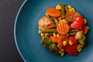 delicioso saudável legumes cozido no vapor cenouras, brócolis, espargos feijões e pimentas foto