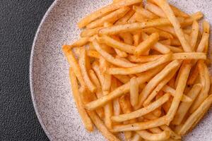 delicioso crocantes dourado fritas com sal e especiarias foto