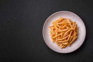 delicioso crocantes dourado fritas com sal e especiarias foto