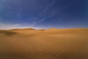 uma panorâmico areia duna do sahara deserto às mhamid el Gizlane dentro Marrocos Largo tiro foto