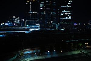 uma noite panorâmico paisagem urbana dentro frente do Tóquio estação Largo tiro foto