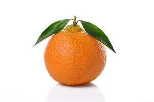 tangerina ou clementina com verde folha isolado em branco fundo foto