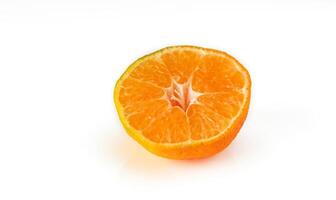 metade do tangerina em branco fundo 1 foto