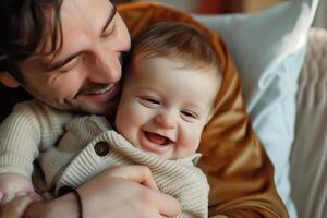 uma amoroso Papai berços dele adorável bebê dentro dele braços, ambos sorridente com puro alegria e afeição . foto