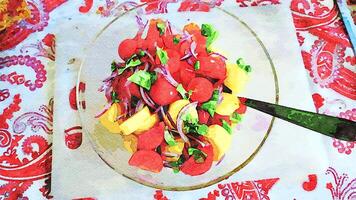 estilo aquarela representando uma prato do salada com tomate, batatas, vermelho cebola, manjericão e extra virgem Oliva óleo foto