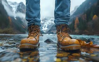 caminhada caminhante viajante panorama aventura natureza ao ar livre esporte fundo panorama - fechar acima do pés com caminhada sapatos a partir de uma homem ou mulher caminhando dentro a rio foto