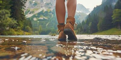 caminhada caminhante viajante panorama aventura natureza ao ar livre esporte fundo panorama - fechar acima do pés com caminhada sapatos a partir de uma homem ou mulher caminhando dentro a rio foto