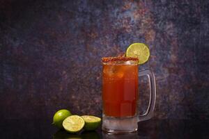 Michelada, típica mexicano coquetel em uma de madeira mesa. coquetel Sediada em cerveja. foto