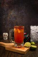 Michelada, típica mexicano coquetel em uma de madeira mesa. Cerveja coquetel. foto