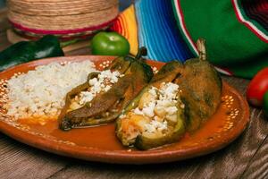 recheado pimentas, típica mexicano Comida. Comida para comemoro cinco de maionese. foto