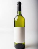 vinho garrafa com em branco rótulo isolado em branco fundo. foto