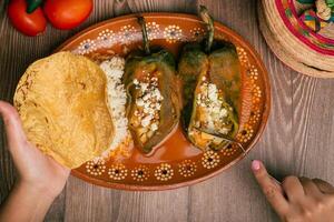 recheado pimentas, típica mexicano Comida. Comida para comemoro cinco de maionese. foto