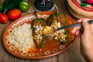 recheado pimentas, típica mexicano Comida. Comida para comemoro cinco de maionese. foto