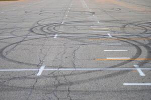 a circular carro faixas dentro a meio do uma estacionamento muitos foto