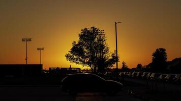 a laranja pôr do sol do a Atlético Campos e uma futebol jogos dentro progresso foto