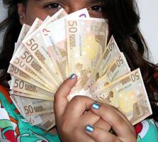 grande quantidade do euro dinheiro mantido de uma mão gostar uma ventilador foto