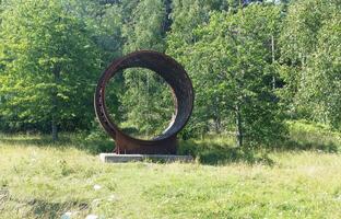 enorme ferro círculo em a arredores do Estocolmo foto