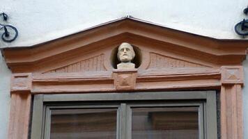 fachada do uma histórico construção dentro central Estocolmo. em a janelas você pode Vejo a cabeças do personagens a partir de italiano história. foto