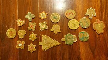 decorado gengibre biscoitos do vários formas foto