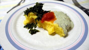 uma prato do polenta com Gorgonzola queijo molho foto